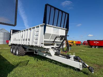 JBS VMWB3048-36 Dry Manure Spreader