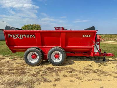 MAXIMUM MACHINE 2600 Dry Manure Spreader