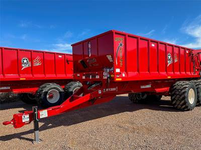 Meyer 9524 Dry Manure Spreader