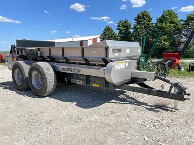 Meyers M3280 Dry Manure Spreader