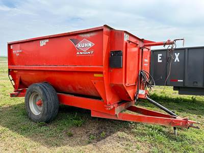 Kuhn 3130 Feed Wagon