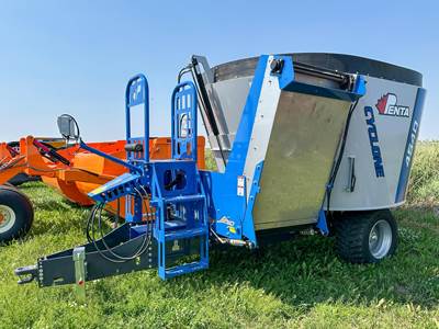 PENTA 4540 Feed Wagon