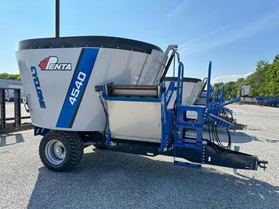 PENTA 4540 Feed Wagon