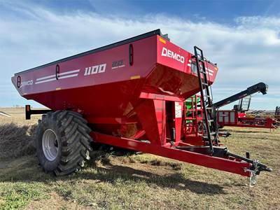 Demco 1100 Grain Cart