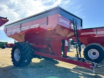 Demco 1100 Grain Cart