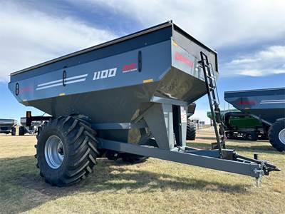Demco 1100 Grain Cart