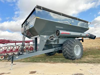 Demco 1100 Grain Cart