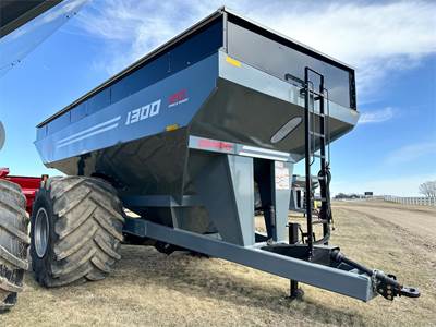 Demco 1300 Grain Cart