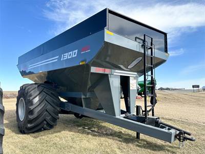 Demco 1300 Grain Cart