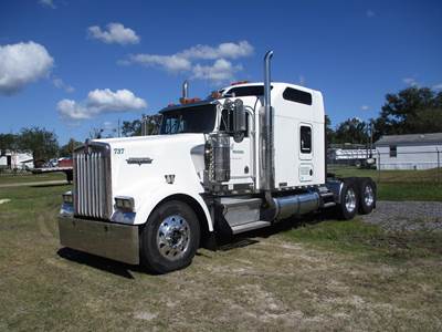 Kenworth W900 Sleeper Semi Truck - Raised Roof Sleeper, Caterpillar 550HP, 18 Speed Manual