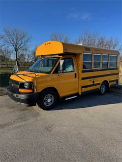2017 Chevrolet Express 3500 Bus / Thomas Minotour