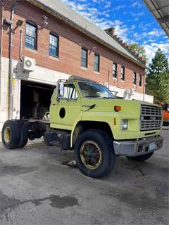 1987 Ford F-700 Cab & Chassis Truck