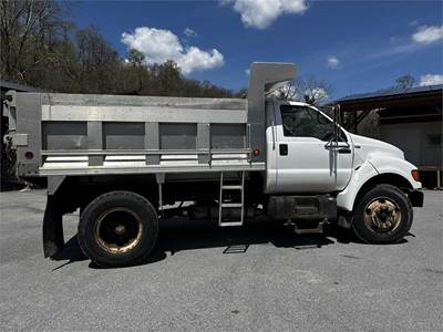 2001 Ford F650 XL Super Duty V8 Diesel with Snowplow and Spreader