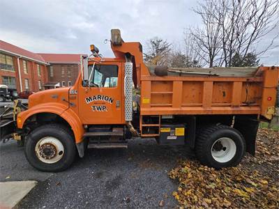 1997 International 4800 4x4 with Plows and Spreader