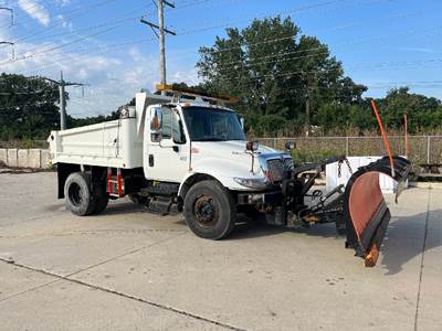 2003 International 4400 Slope Side Dump With a Plow