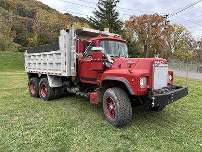 1989 Mack RD690S Dump Truck