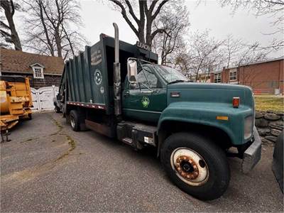 2002 GMC TC7H042 Side Load Garbage Truck