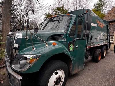 2009 International 7400 Sanitation Truck