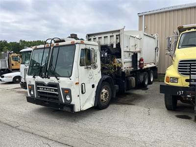2012 MACK Side Loader Trash Truck