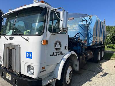 2004 Volvo WX64 Garbage Truck