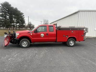 2016 Ford F-350 4X4 Extended Cab w/ gas engine w/ Plow & Spreader
