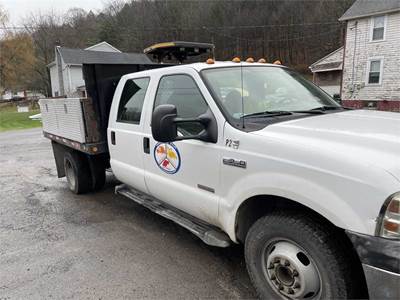 2006 Ford F-350SD Crew Truck w/flatbed with toolboxes