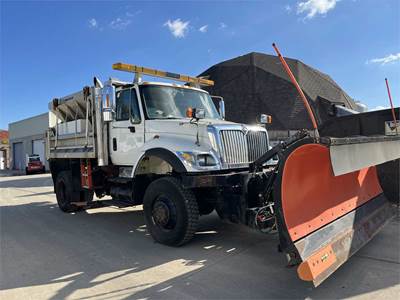 2003 International 7400 4X4 Plow Salt Dump Truck