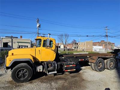 2001 Mack RD688S Roll Off Truck