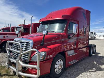 Freightliner Cascadia 125 Evolution Sleeper Semi Truck - Detroit 455HP