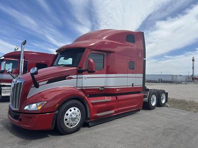 Peterbilt 579 Sleeper Semi Truck - Raised Roof Sleeper, Paccar 455HP, Amt