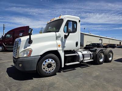 Freightliner Cascadia 125 Day Cab Truck - Cummins 450HP, 10 Speed Manual