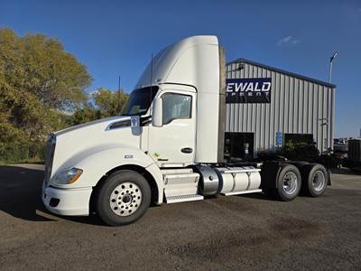 Kenworth T680 Day Cab Truck - Paccar 455HP, 13 Speed Manual