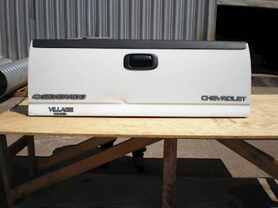 2005 Chevrolet 2500HD Tailgate Assembly (White - Dented)