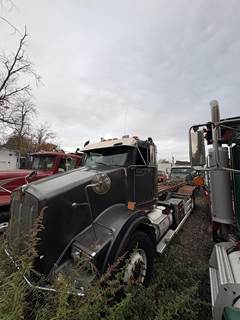 Kenworth T800 Tandem Axle Cab & Chassis Truck - Caterpillar, 350HP, 8Ll Manual