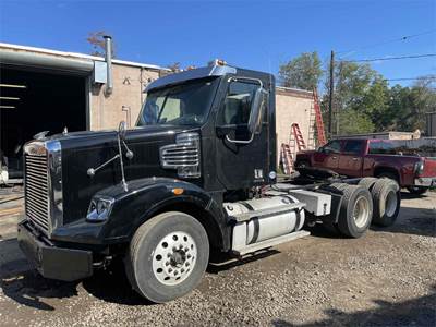 Freightliner Coronado 122 SD Day Cab Truck - 450HP