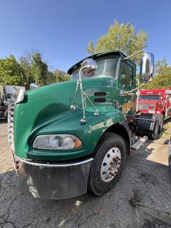 Mack Pinnacle CXU613 Day Cab Truck - MP8 435HP, Manual