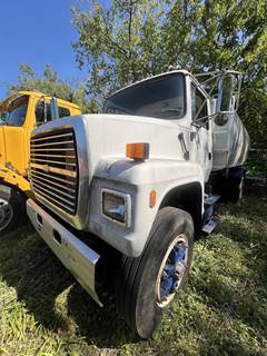 Ford LN9000 Single Axle Fuel & Lube Truck - Caterpillar, 300HP, Manual