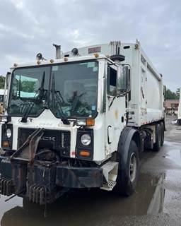 Mack MR690SX Tandem Axle Garbage Truck