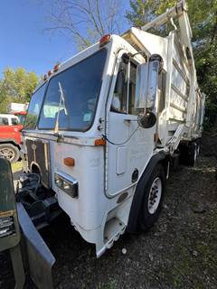 Peterbilt 320 Tandem Axle Garbage Truck - Cummins, 350HP, Automatic