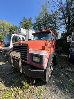 Mack RD600K Tri Axle Roll Off Truck - E7, 300HP, Manual