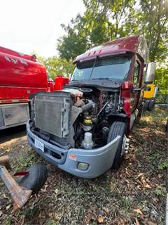 Freightliner Cascadia 125 Salvage Truck