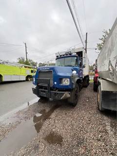 1999 Mack DM688S Garbage Truck
