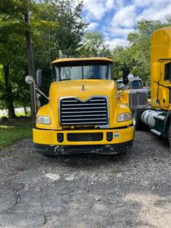 2013 Mack Pinnacle CXU613 Day Cab Truck