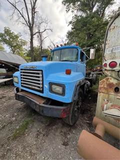 1995 Mack RD690S Cab & Chassis Truck