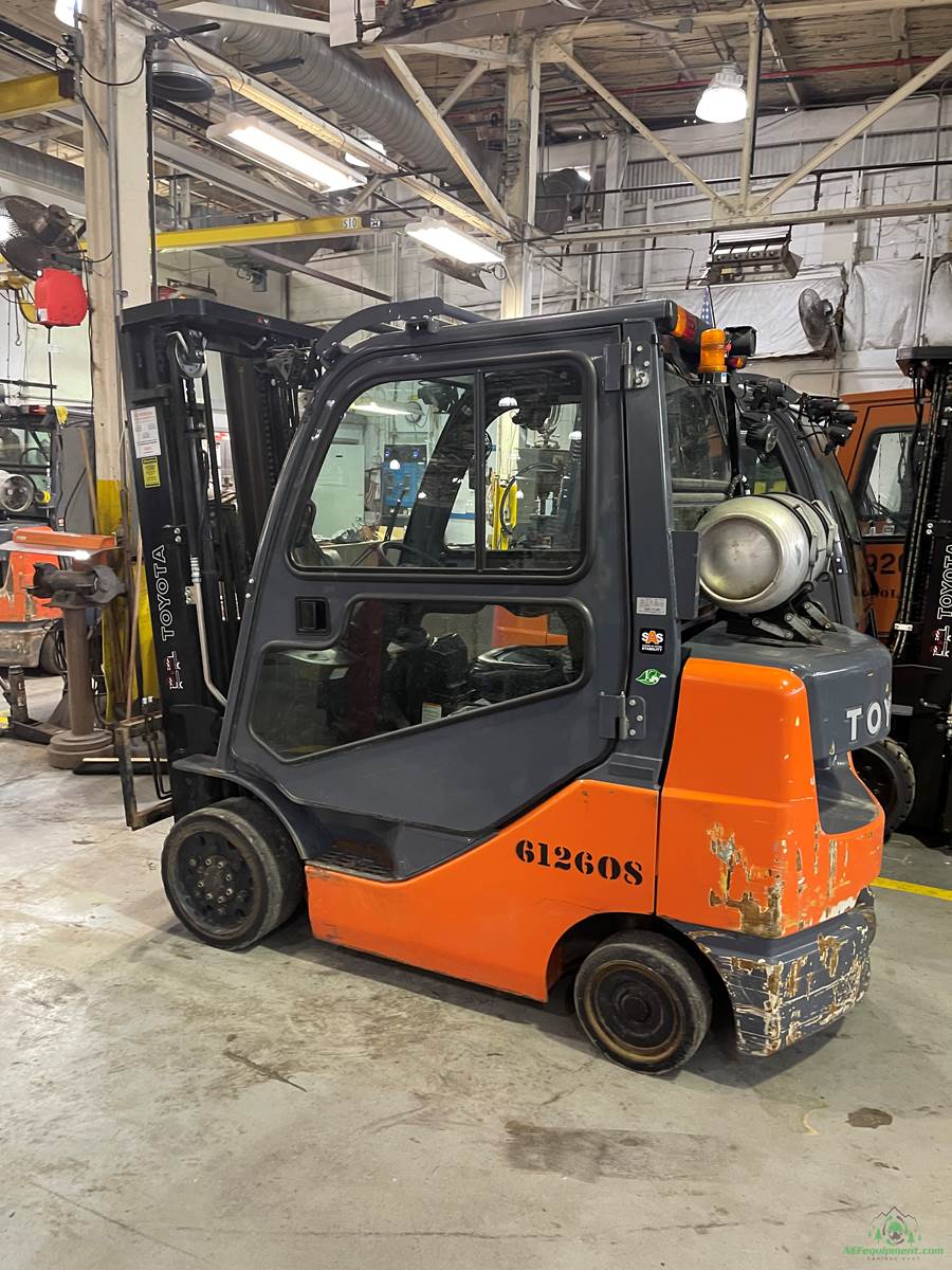 2015 Toyota 8F6U30 Pneumatic Tire Forklift For Sale, 2,253 Hours