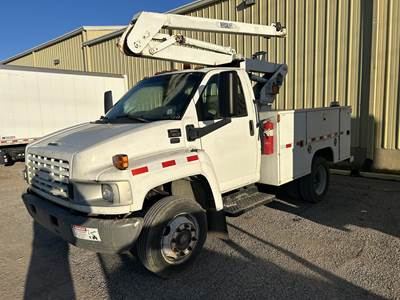 GMC W4500 Boom / Bucket Truck - 2008 Versalift SHV28PI Aerial Lift, Automatic