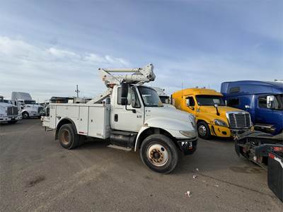 International DuraStar 4200 40 ft Boom / Bucket Truck - 2005 Altec TA40 Aerial Lift, Automatic