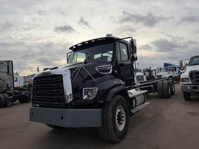 Freightliner 114SD Tandem Axle Cab & Chassis Truck - Detroit, 450HP, 10 Speed Manual