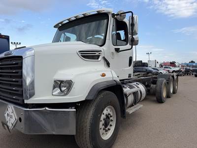 Freightliner 114SD Tri Axle Cab & Chassis Truck - Detroit, 410HP, 8Ll Manual