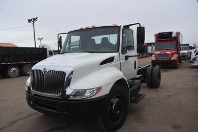 International DuraStar 4200 Single Axle Cab & Chassis Truck - VT365, 215HP, Automatic
